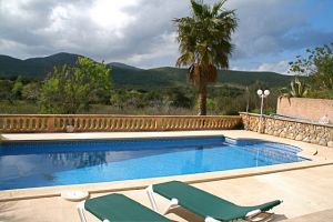 Ferienhaus ( Finca ) für 20 Personen Gruppenfinca mit privatem Pool 3 separate Wohneinheiten , ideal für 3 bis 4 Familien eingezäuntes Grundstück hier wachsen Mandelbäume und Oliven die Finca legt sehr ruhig und nah zum Strand der Cala Mesquida im Nordosten Mallorcas. Die Finca ist von einem ca. 7000 qm großen naturbelassenem Garten mit unverbautem Blick auf die Berge umgeben. Mallorca  Gruppenfinca mit 9 Schlafzimmer und 6 Bäder mit Wannenbad.
