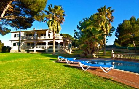Mallorca  Finca Mallorca  Finca liegt auf einem schönem  Gartengrundstück mit alten Bäumen und Palmen in der ländlichen Gegend nahe des Ortes Muro im Norosten der Insel Mallorca.