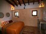 Mallorca Designer Finca mit Pool bei Petra ,Schlafzimmer Bad En Suite Finca  Mallorcas Mitte Mallorca Finca exklusive Lage privates Designer Ferienhaus mit Pool Mallorca  in exklusiver Lage privates ferienhaus auf mallorca mit pool   Finca mit Pool im Norden Mallorcas 