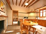 Küche der Finca, authentische und komfortable Mallorca Finca zu mieten für Familien oder Gruppe bis 11 Personen plus 3 kleine Kinder, Finca mit Klimaanlage, Pool  geschmackvolle Einrichtung