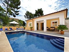 Mallorca Ferienhaus am Strand, modern, geschmackvoll, komfortabel Eingerichtet, absolut strandnah gelegen 320 Meter zum Meer Ferienhaus für 8 Personen, 4 Schlafräume, 5 Bäder, Klimaanlage
