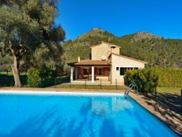 Die Finca mit kindersicherem Pool, liegt nur 3 km von Pollensa entfernt im hübschen Tal Val d'en March in Richtung Lluc. Die private Finca ist ein typisches Herrenhaus, das man über einen großen Vorhof erreicht.   Auf ihm steht ein überdachter Wirtschaftsraum mit altem Backhaus, Außenkamin und Waschmaschine.  Man betritt das die Finca durch ein großes Holztor und ist in einer geräumigen Wohnhalle mit Essplatz für 10 Personen und einem angrenzenden Kaminzimmer mit gemütlicher Sitzecke und SAT TV. Eine grosse komplett eingerichtete Wohnküche mit Kaminofen und Essplatz sowie einer geräumigen Speisekammer. Von Wohnhalle und Küche hat man Zugang zur überdachten Terrasse mit Essplatz für 8 Personen, zum fest eingebauten Grillplatz, zum Pool und zum Garten mit Rasenflächen. Ebenfalls im Erdgeschoss: 2 Doppelzimmer und ein Vollbad. Eine Treppe führt in den ersten Stock, wo sich 2 weitere Schlafzimmer und ein Duschbad befinden.   Eine schöne gemütliche Finca ideal für Familien mit kleinen Kindern, durch die Umzäunung am Pool ist dieser sicher für Babys und Kinder. 