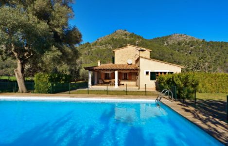 Die Finca mit kindersicherem Pool, liegt nur 3 km von Pollensa entfernt im hübschen Tal Val d'en March in Richtung Lluc. Die private Finca ist ein typisches Herrenhaus, das man über einen großen Vorhof erreicht.   Auf ihm steht ein überdachter Wirtschaftsraum mit altem Backhaus, Außenkamin und Waschmaschine.  Man betritt das die Finca durch ein großes Holztor und ist in einer geräumigen Wohnhalle mit Essplatz für 10 Personen und einem angrenzenden Kaminzimmer mit gemütlicher Sitzecke und SAT TV. Eine grosse komplett eingerichtete Wohnküche mit Kaminofen und Essplatz sowie einer geräumigen Speisekammer. Von Wohnhalle und Küche hat man Zugang zur überdachten Terrasse mit Essplatz für 8 Personen, zum fest eingebauten Grillplatz, zum Pool und zum Garten mit Rasenflächen. Ebenfalls im Erdgeschoss: 2 Doppelzimmer und ein Vollbad. Eine Treppe führt in den ersten Stock, wo sich 2 weitere Schlafzimmer und ein Duschbad befinden.   Eine schöne gemütliche Finca ideal für Familien mit kleinen Kindern, durch die Umzäunung am Pool ist dieser sicher für Babys und Kinder. 