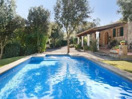 2 bis 4 Personen Finca mit Pool, ein schönes Ferienhaus zur Vermietung im Norden Mallorcas umgeben von einem Garten, Klimaanlage, SAT-TV, Geschirrspüler  
