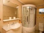 Villa mit Innen-Whirlpool, Ferienhaus mit Internetanschluss und Klimaanlage