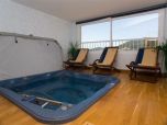 Villa mit Innen-Whirlpool, Ferienhaus mit Internetanschluss und Klimaanlage