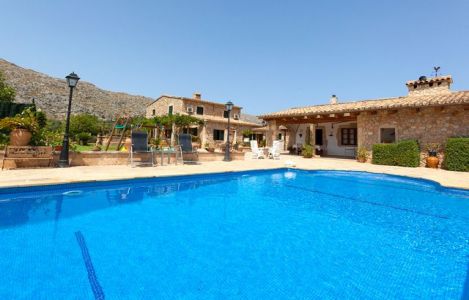 Fincaurlaub nähe Strand im Norden Mallorcas, familienfreundliche Finca mit mediterranem Garten 