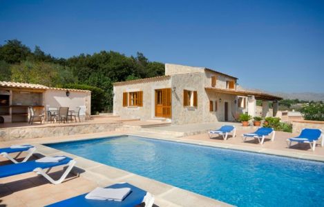 Finca mit Pool und herrlicher Aussicht in der Nähe von Pollenca im Norden Mallorcas