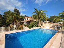 Ruhig gelegene Finca mit Pool, Ferienhaus mit Garten, Wohnzimmer und jedes Schlafzimmer mit Klimaanlage Villa für 8 Personen in Traumlage