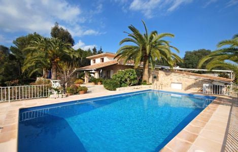 Ruhig gelegene Finca mit Pool, Ferienhaus mit Garten, Wohnzimmer und jedes Schlafzimmer mit Klimaanlage Villa für 8 Personen in Traumlage