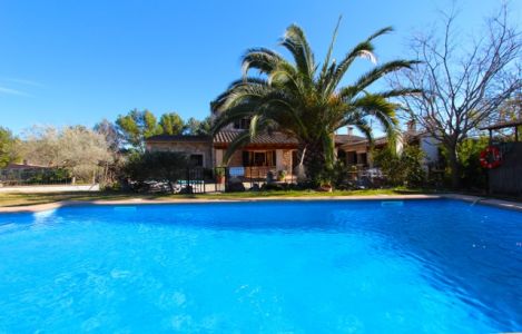  familienfreundliche Natursteinfinca mit kindersicherem Pool und fantastischem Blick