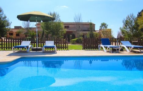 Finca-Mallorca-Großes-Landhaus-Pool-Kindersicher