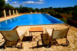 Eine Finca auf Mallorca zu mieten bedeutet für viele Deutsche, der Entspannungsurlaub auf Mallorca, Fincaferien auf Mallorca das ist, den eigenen privaten Pool am Haus ein großer Garten mit Grill und mit der Familie oder guten Freunden, die Fincaferien auf Mallorca zu verbringen. Auf dieser Seite finden Sie viele Informationen über Mallorca