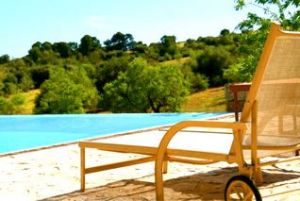 Wer heute nach Mallorca kommt und sich ausschließlich in den einst hastig hochgezogenen Tourismus-Orten aufhält, wird das vielbeschworene "andere Mallorca" nicht kennenlernen.?Finca Reisen sind vor allem bei Wanderfreunden und Naturliebhabern eine überaus beliebte Reiseart. Die Agrotourismus-Fincas auf Mallorca haben sich auf Familien mit Kindern spezialisiert.?Fincaferien auf dem Land garantieren Entspannung und Erholung pur und die Strände und Buchten der Insel, sind von den Fincas in Mallorca aus bequem per Auto erreichbar. Mallorca bieter zu jeder Jahreszeit ideale Bedingungen für jeden Geschmack und Anspruch. Private Ferienhäuser auf Mallorca online buchen reservieren Sie freie Ferienfincas Fincas und Ferienhäuser auf Mallorca. Dabei gibt es im Landesinneren, aber auch teilweise in Küstennähe den zunehmend beliebten Agrotourismus, bei dem man zwar nicht in erster Meerselinie untergebracht ist, dafür aber in einer stilvollen, ursprünglichen Finca mit einenem und privatem Pool, riesigem Garten und eine Ruhe, die seinesgleichen sucht. Finca-Urlaub ist in den letzten Jahren für unzählige Deutsche zum Inbegriff für absolut erholsame Ferien auf Mallorca geworden.
