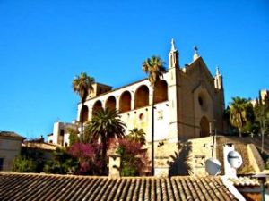 Besuchen sie in ihrem Mallorca Urlaub auf jeden Fall die kleine Stadt Arta, oder mieten sich eine Finca im Nordosten von Mallorca z.B. nahe Arta.