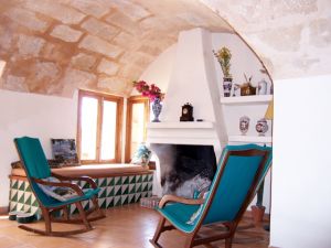 Eine Finca sollte ruhig sein und im Ideal Fall einen Pool, eine Obstplantage und sehr alt, mit moderner und romantischer Einrichtung Ausgestattet sein. Wenn noch ein gut ziehender Kamin und eine Zentralheizung in der Finca zu finden ist, dann ist der Fincaurlaub perfekt. 