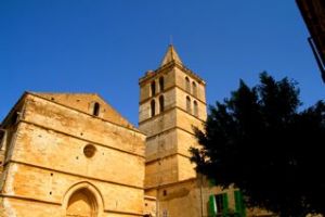 Mittelalterliche Historie, kleinen Kaffeestuben und der berühmte Mittwochs- Markt sollten sie in ihrem Mallorcaurlaub auf keinen Fall verpassen.