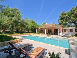 Ferienhaus auf dem Land mit Pool, Rasen und Terrasse im Inselnorden von Mallorca