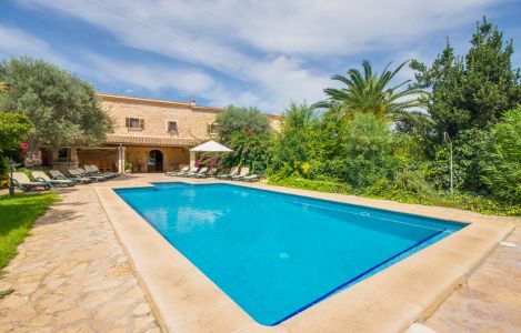 Ferienhaus auf Mallorca ideales Mietobjekt fuer Reisegruppen und mehrere Familien mit Pool im Norden der Insel