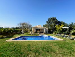 Charmante kleine Finca auf Mallorca mit Rasen, Pool und Grillplatz
