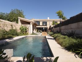 Moderne, helle Finca mit Pool auf Mallorca mit Gartenanteil 
