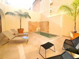 modernes Stadthaus in Inselmitte von Mallorca mit Pool