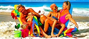 In vielen Ferienunterkünften oder Ferienhäusern stehen Kinder-, Babybetten, Kinderhochstühle kostenlos oder gegen eine geringe Leihgebühr zur Verfügung. Manche Swimmingpools haben spezielle Kinderbecken oder Kinderspielzeug z.B. Buddelequipment für den Strand. 