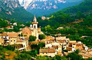 Das Tramuntana Gebirge von Mallorca tiefe Schluchten, grüne und zerklüftete Felsen bizarre Natur, einmalige Panorama-Blicke auf Meer und Berge, weitab vom Massentourismus.