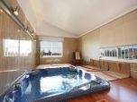 Neuwertiges Ferienhaus zur Vermietung für 8 bis zu 9 Personen mit privatem Pool und Jacuzzi im Inneren des Ferienhauses. Das Ferienhaus in der Nähe von Crestatx 