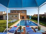 Neuwertiges Ferienhaus zur Vermietung für 8 bis zu 9 Personen mit privatem Pool und Jacuzzi im Inneren des Ferienhauses. Das Ferienhaus in der Nähe von Crestatx 